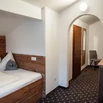 Singer Hotel *