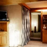 Singer Hotel *