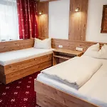 Hotel Singer *