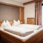 Singer Hotel *