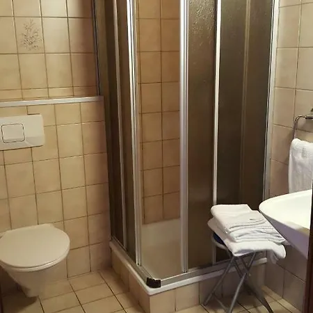 Singer Hotel *